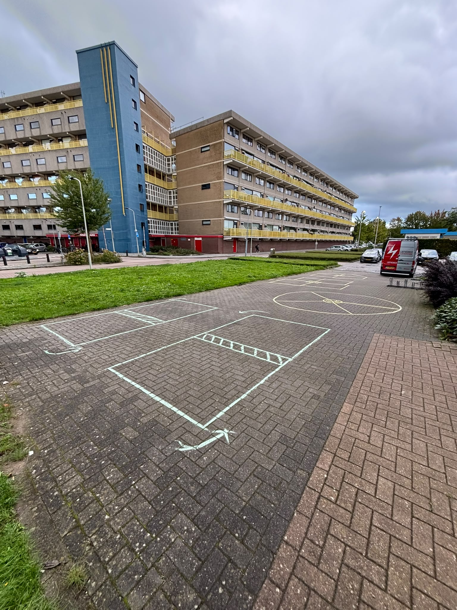 Overzicht van meerdere spelvakken naast elkaar op de bestrating